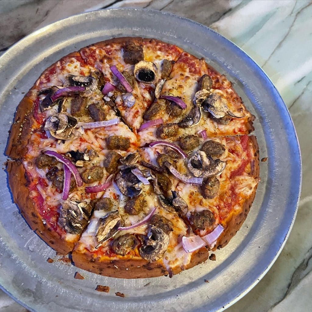 A colorful vegan pizza from Callahan’s Pizza, packed with fresh veggies and bold flavor. Credit: @callahanspizza via Instagram