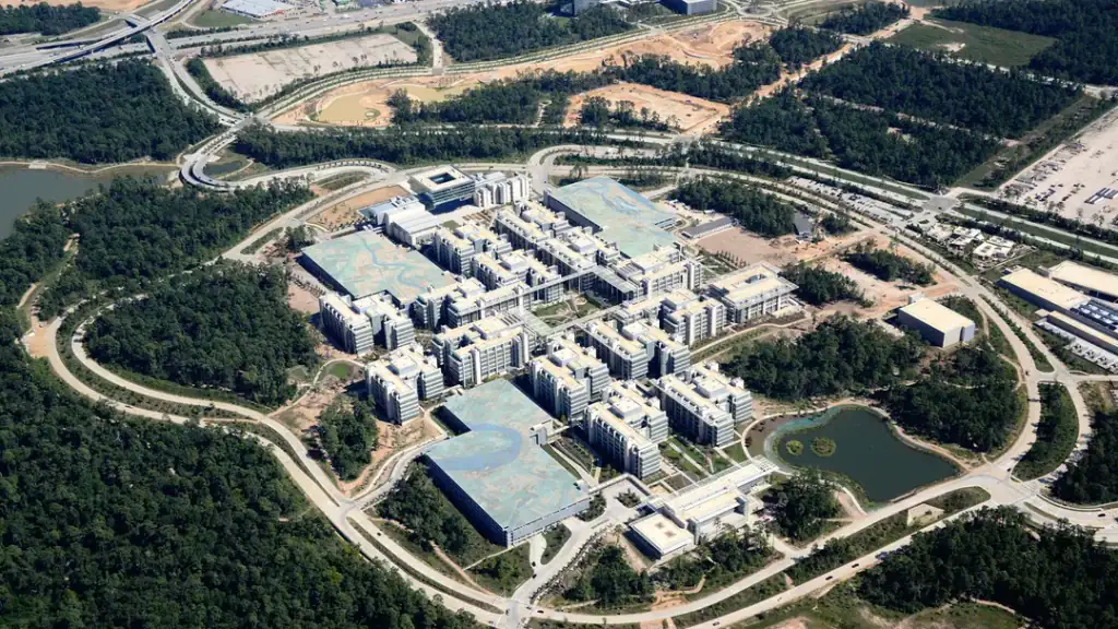 ExxonMobil’s new Houston HQ is a city within a city, complete with cafeterias, childcare facilities, a basketball court, and workspace for over 10K people. Credit: u/Apathetizer via r/Urbanism