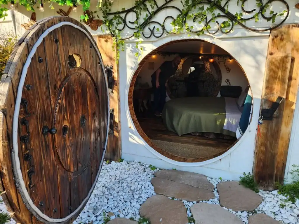 Magical, cozy, and full of character—McKinney’s Magical Hobbit House is a fairy tale escape in Texas. Credit: u/Thochdalam via r/lotr