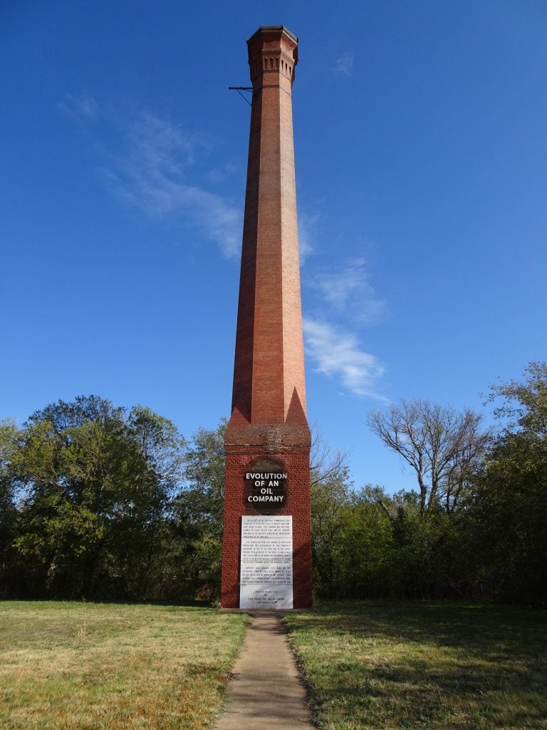 The towering Thurber Smokestack stands guard over the preserved Mercantile Building, offering a striking reminder of the town’s coal-and-brick past. Credit: u/Birdy_Cephon_Altera via r/texas