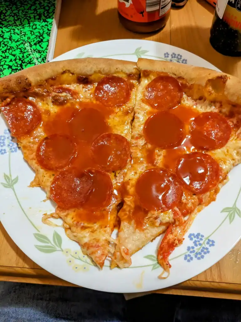 Texans putting hot sauce on pizza instead of ranch—breaking traditions one slice at a time. Credit: u/Yulan-Rouge76 via r/Pizza