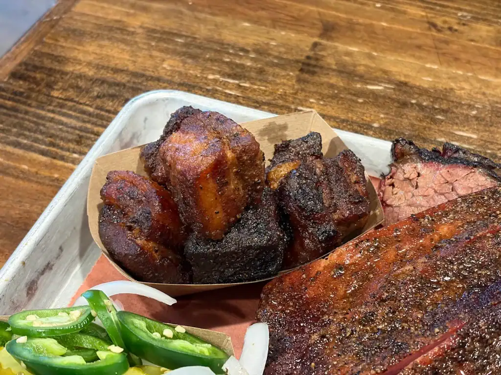 The legendary bacon burnt ends from Hurtado — smoky, caramelized, sweet-savory perfection that’s earned cult-favorite status among Texas BBQ lovers. Credit: 蔡季倫