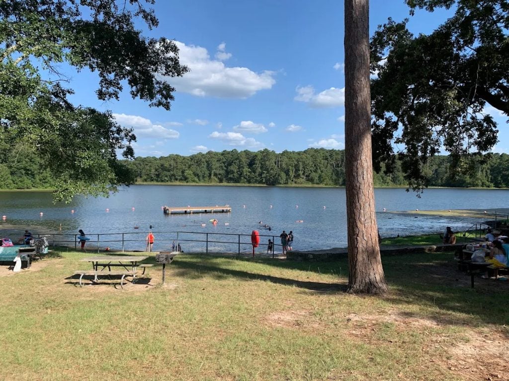 Another view of Lake Raven reveals picnic tables and day-use areas, perfect for family gatherings by the water. Credit: Babo G