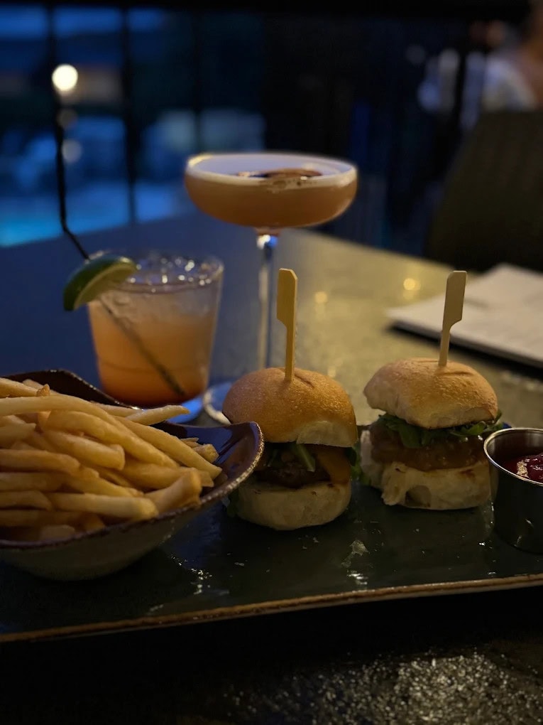 Back Porch Lobby Bar serves cocktails, bar snacks, and beverages in a relaxed setting. Credit: Gabriela Hernández