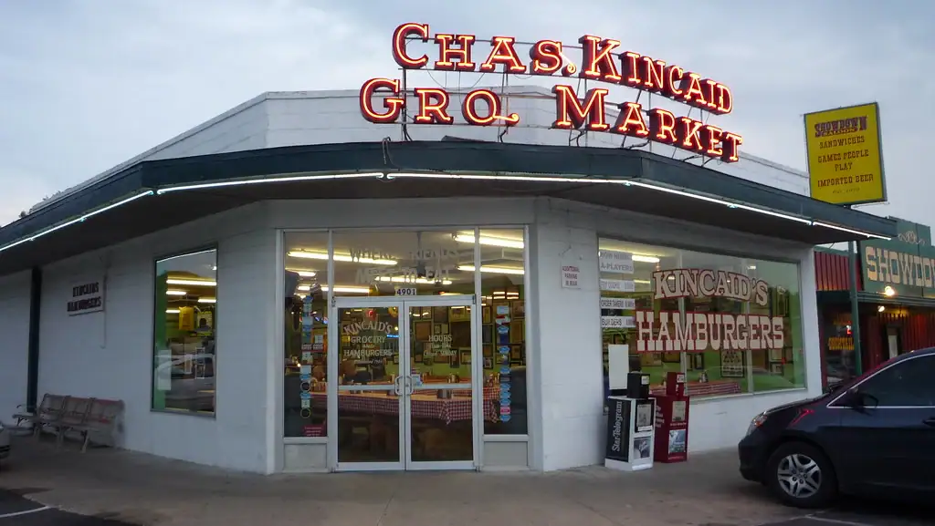 The humble grocery façade of Kincaid’s hides a delicious secret—mouthwatering burgers that locals swear by. Credit: Michiel de Wit