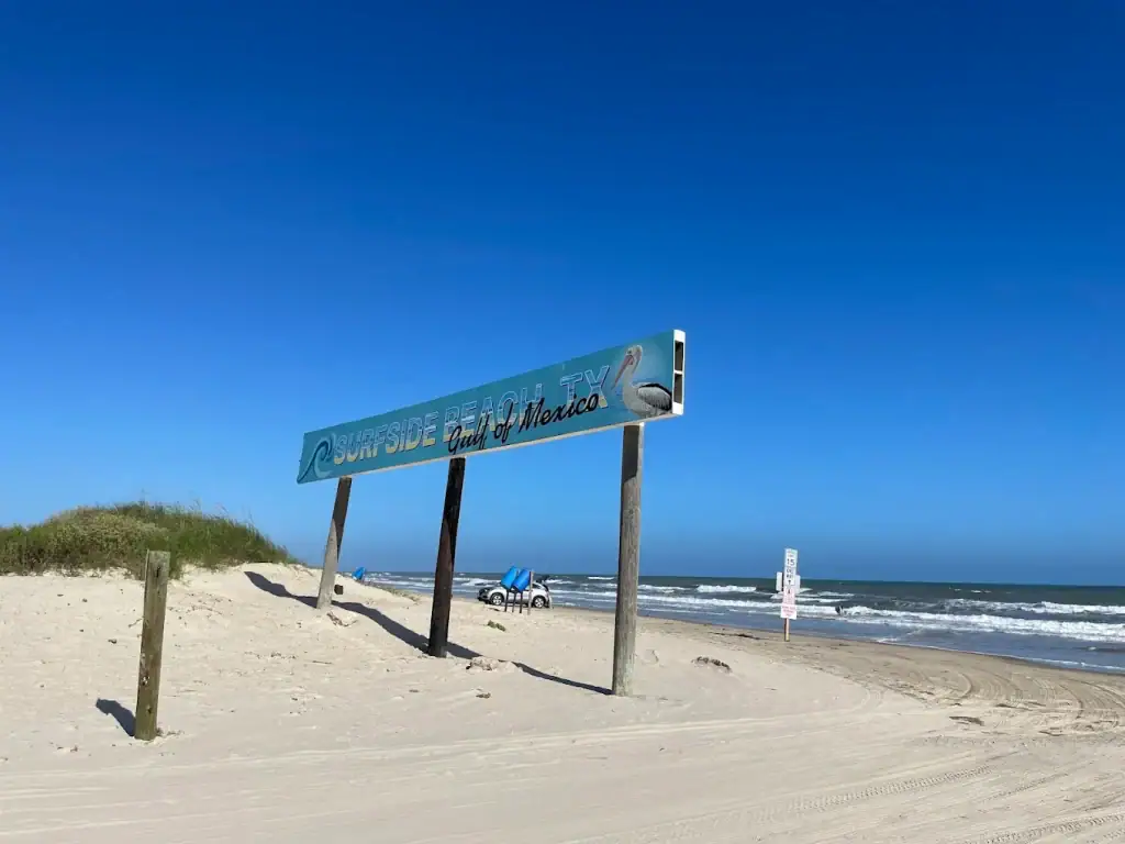 The Surfside Beach Gulf of Mexico sign marks the spot—tire tracks in the sand show how close you can drive to the waves. Credit: Holger Kaminski