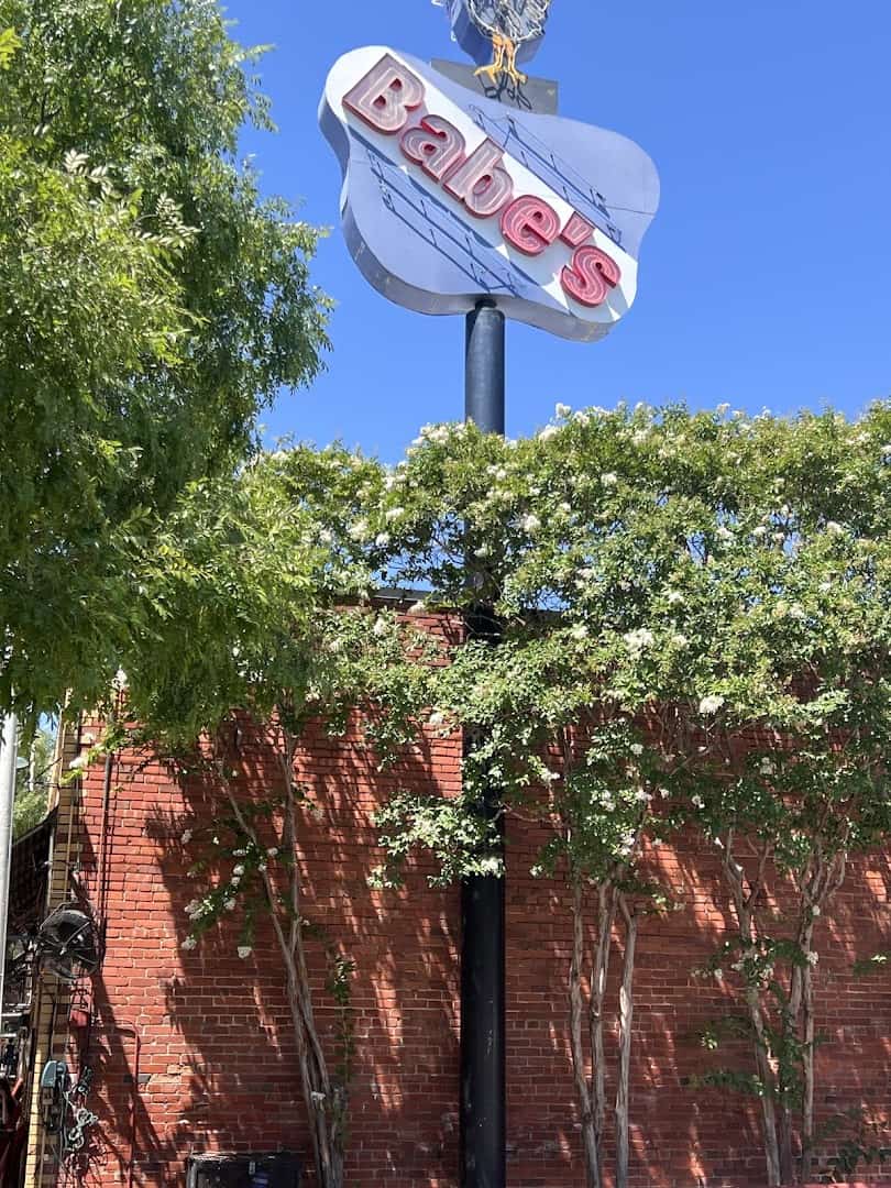 The rooster-topped Babe's Chicken Dinner House sign in Roanoke, Texas
