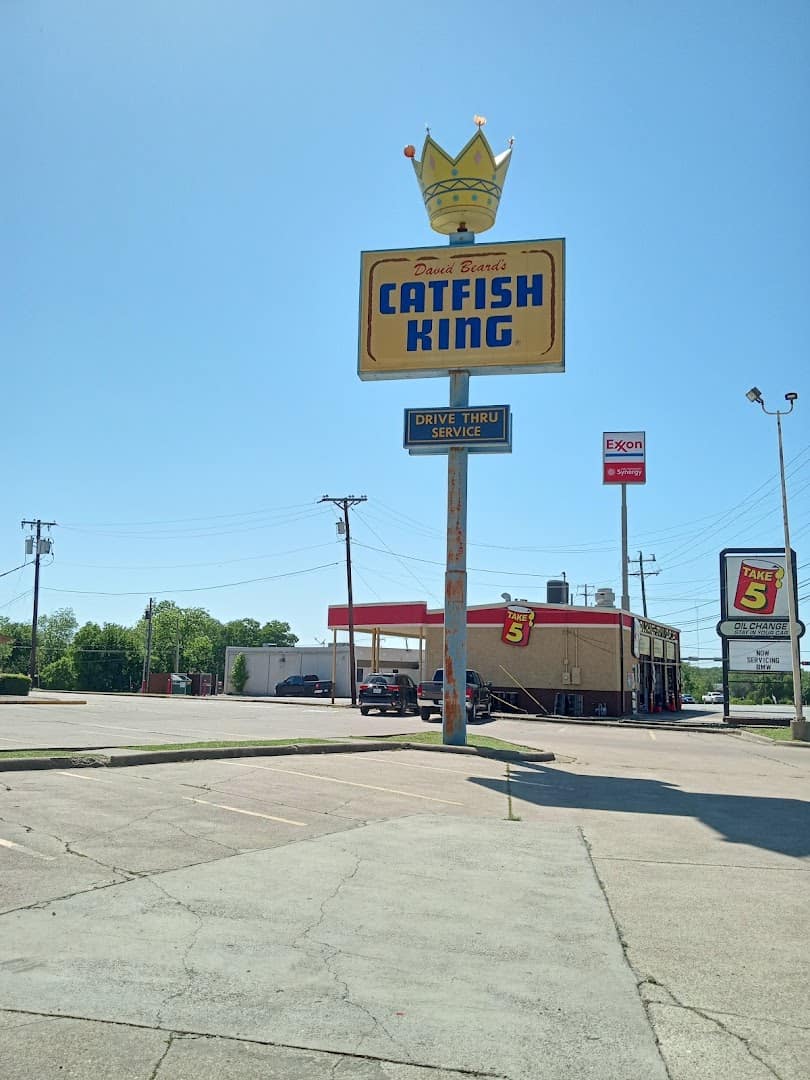 The crown-shaped David Beards Catfish King sign in Waco, Texas