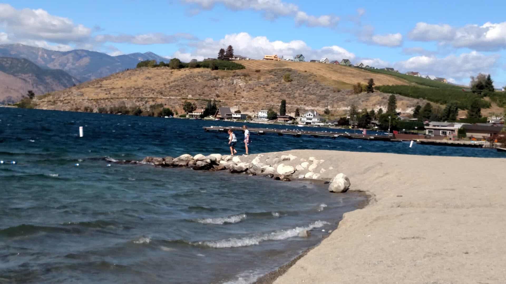 Beach and boats on Lake Chelan in Chelan, Washington