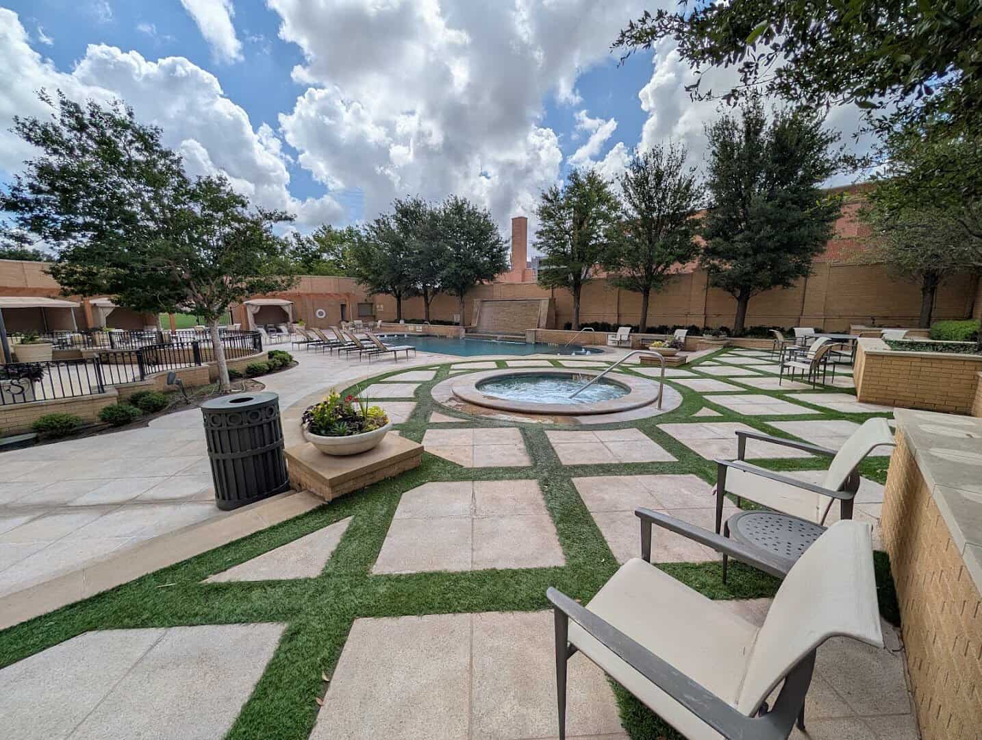 Outdoor courtyard and grounds at Hotel Settles