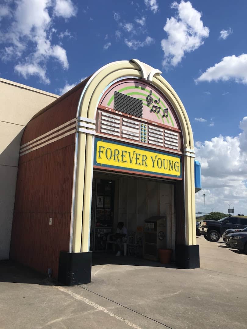 The jukebox-shaped storefront of Forever Young Records in Grand Prairie, Texas