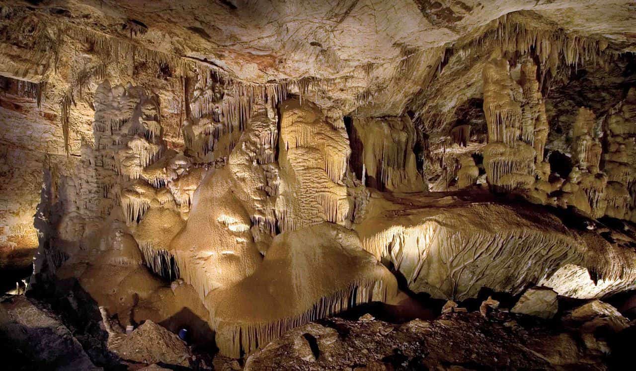 Flowstone and stalactite formations inside Kartchner Caverns, Arizona