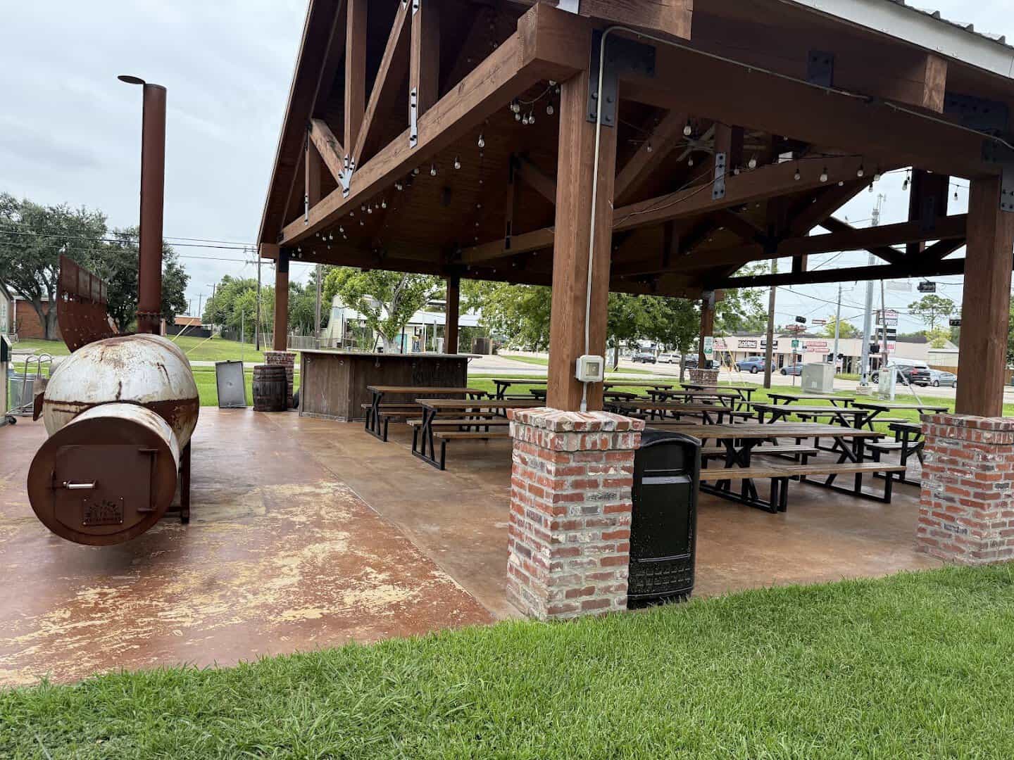 The covered outdoor seating pavilion at Killen's Barbecue in Pearland, Texas