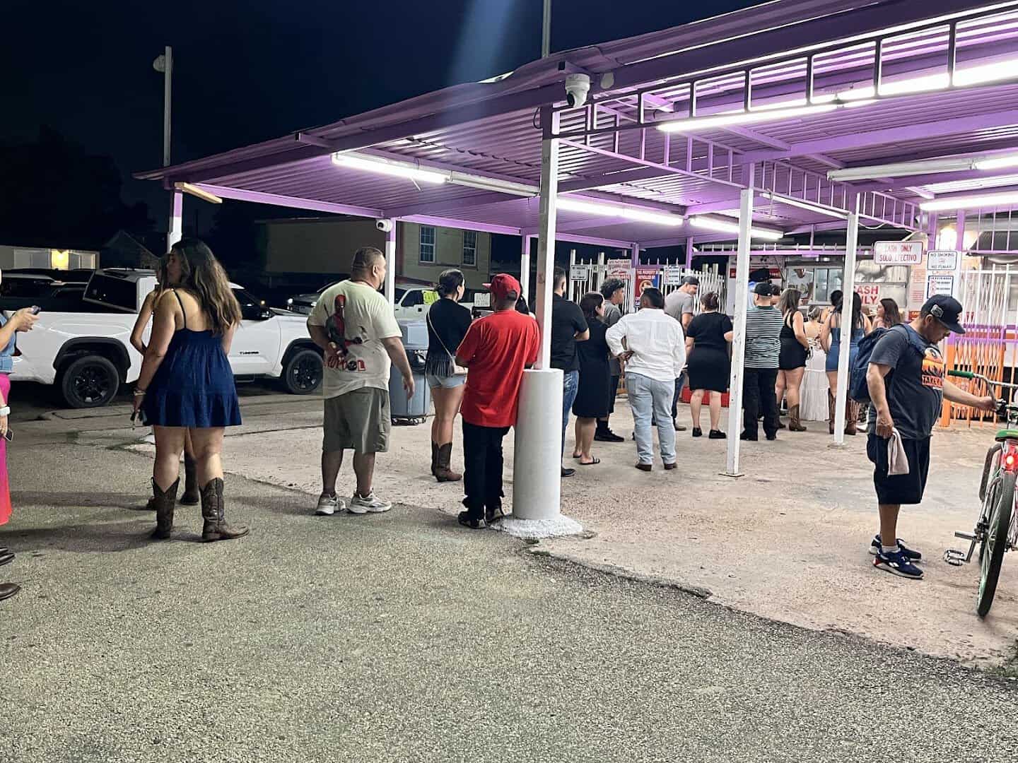Late-night crowd lined up at El Taconazo in Houston