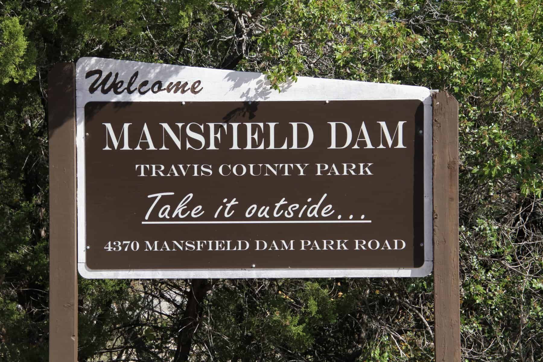 Welcome sign at the entrance to Mansfield Dam Park on Lake Travis