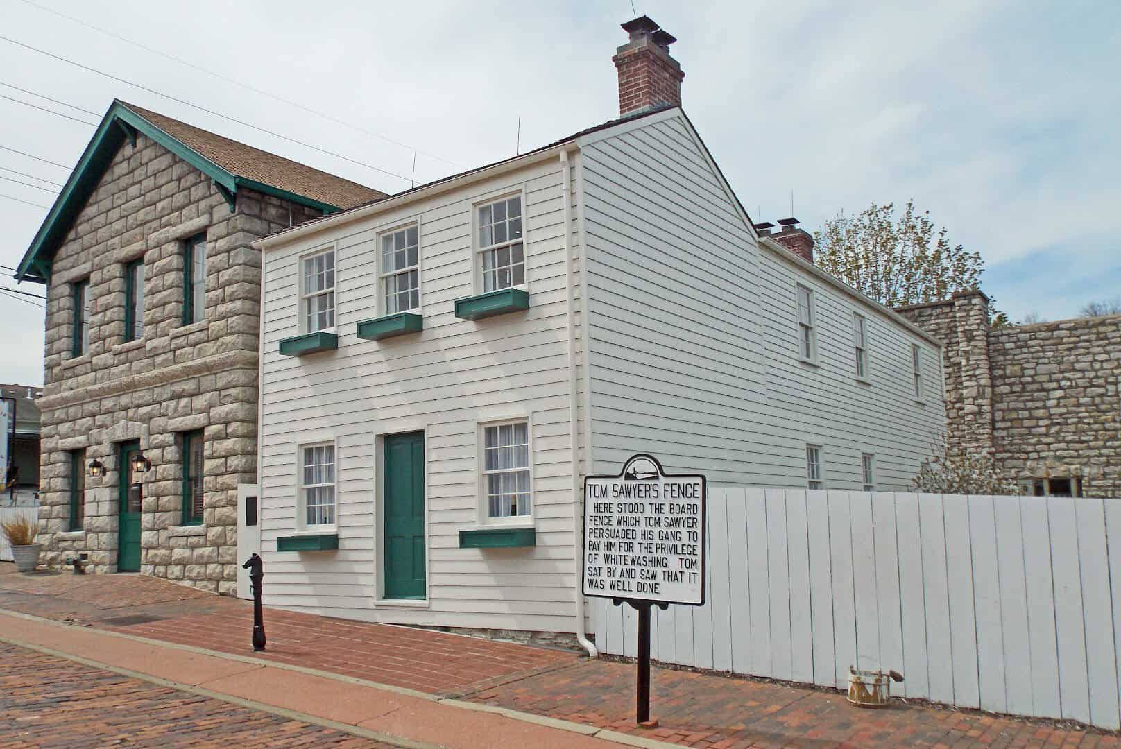 Mark Twain's white clapboard boyhood home and whitewashed fence in Hannibal, Missouri
