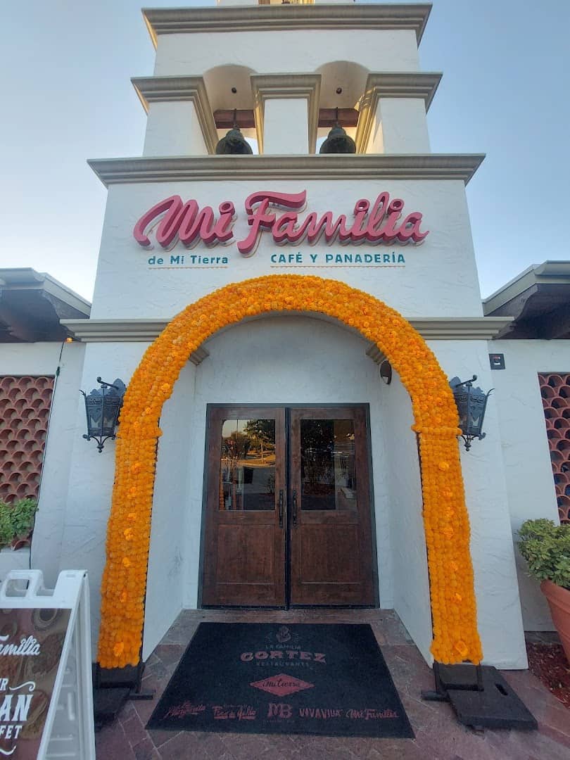 Storefront and sign of Mi Familia at the Rim in San Antonio