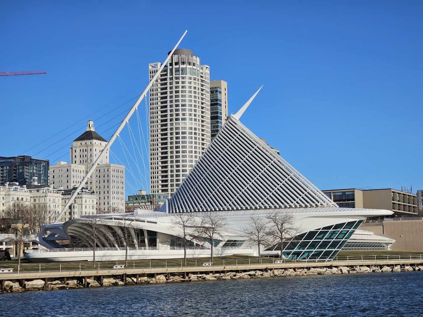 Milwaukee Art Museum and skyline on Lake Michigan in Wisconsin