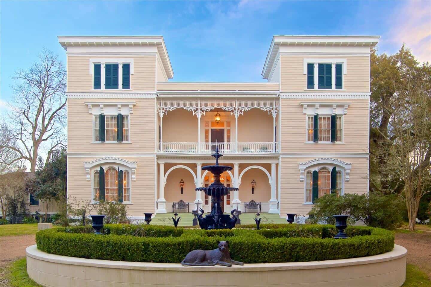 Grand antebellum mansion with fountain in Natchez, Mississippi