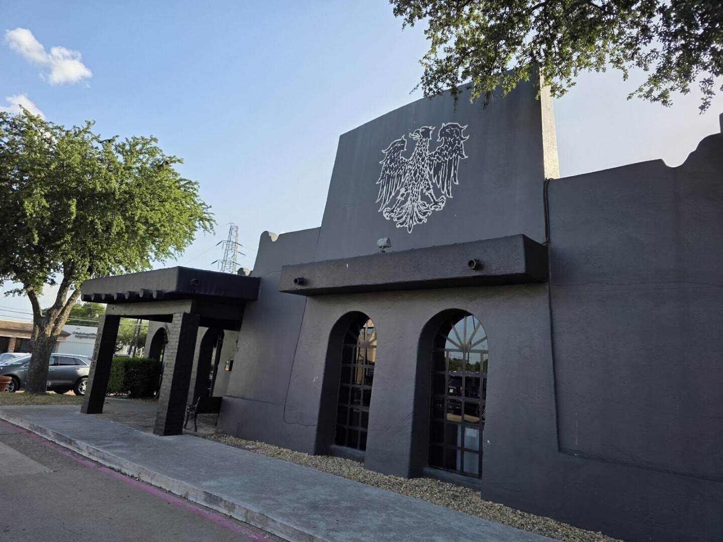 Arched exterior of Roman Cucina in Dallas