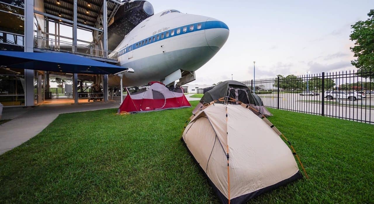 Space shuttle mounted on a Boeing 747 at Space Center Houston