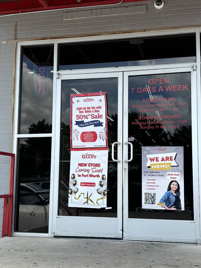 Front entrance of Thrift Giant in Dallas, open seven days a week