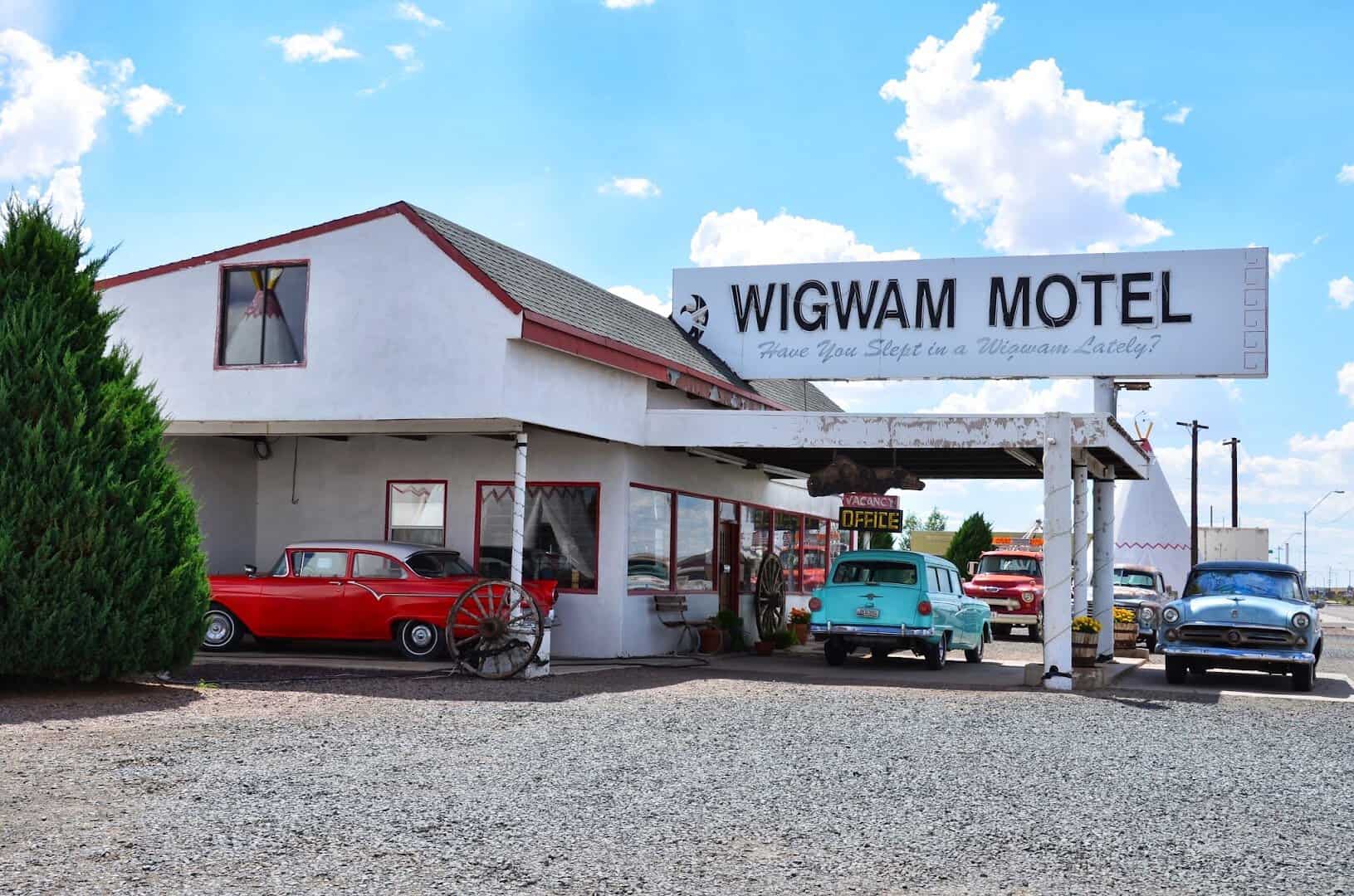 Wigwam Motel sign, concrete teepees, and vintage cars in Holbrook, Arizona