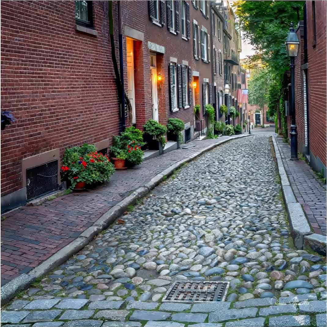 Cobblestone Acorn Street in Beacon Hill, Boston, Massachusetts