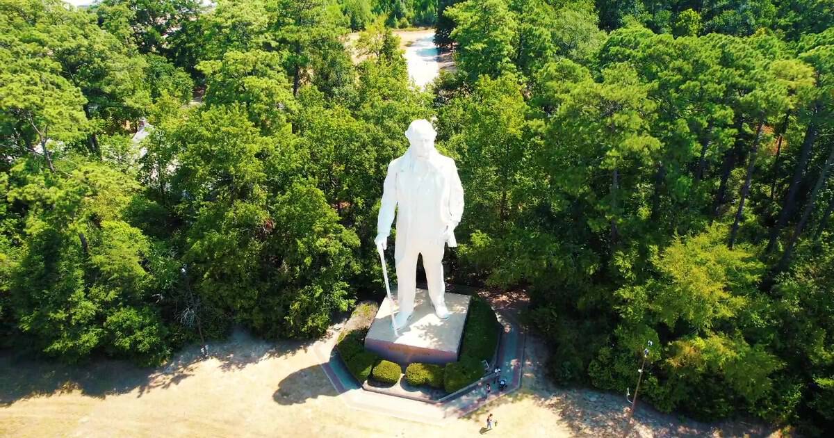This Colossal Texas Monument Is the One Everyone Has a Strong Opinion About