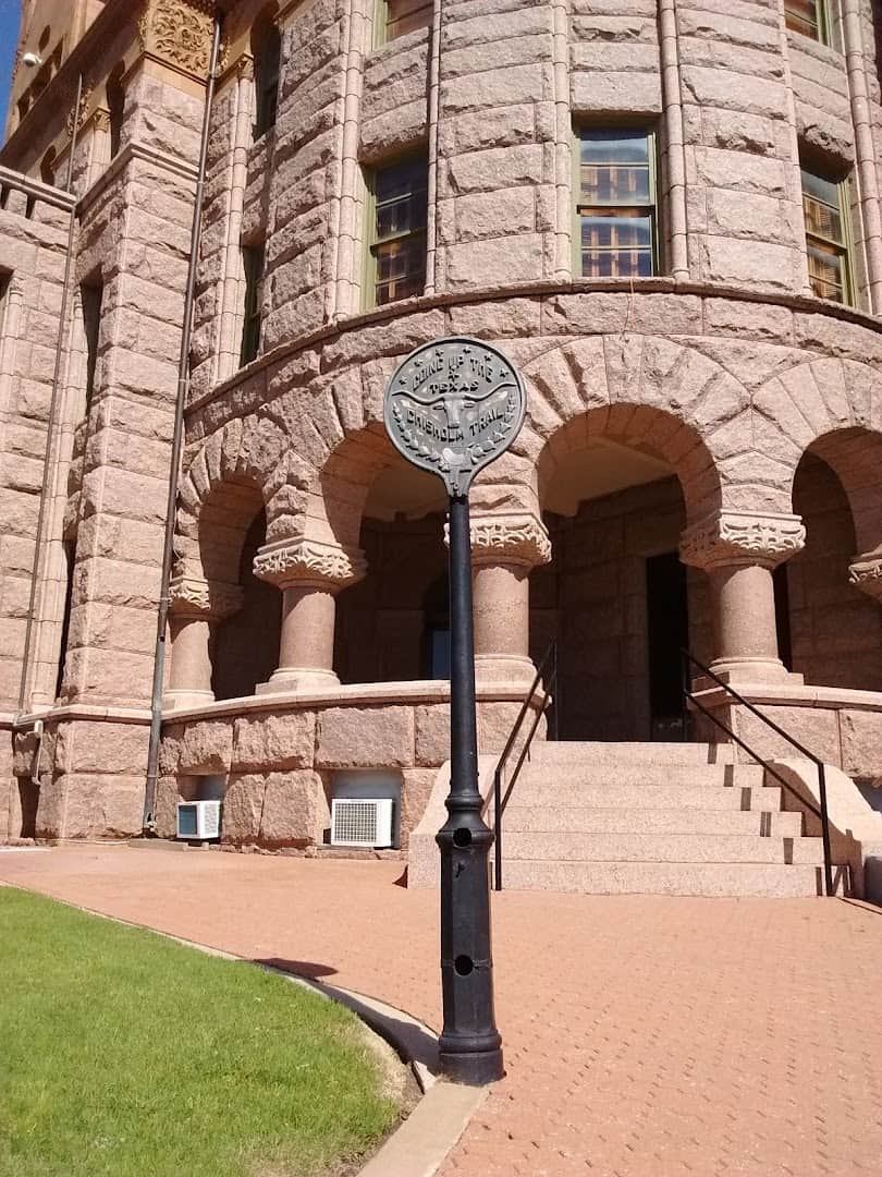 The pink granite arched entrance of the Wise County Courthouse