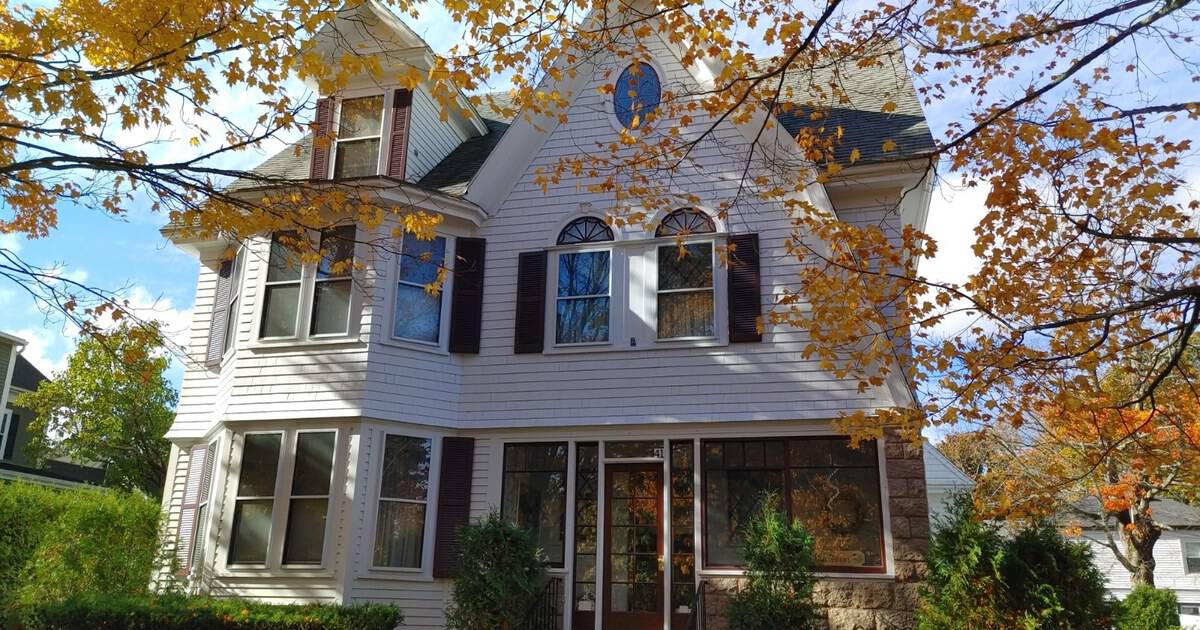 10 Cozy Fall Getaways for Couples That Peak When the Air Turns Crisp