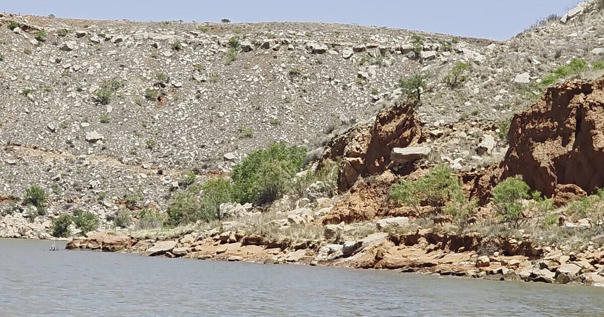This Remote Texas Lake Is Ringed by Red Canyons That Look Like Another Planet