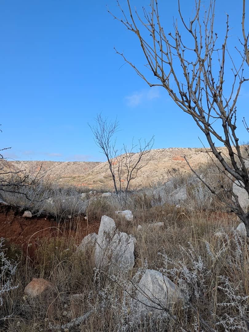 Red rock and boulders on the canyon slopes above Lake Meredith