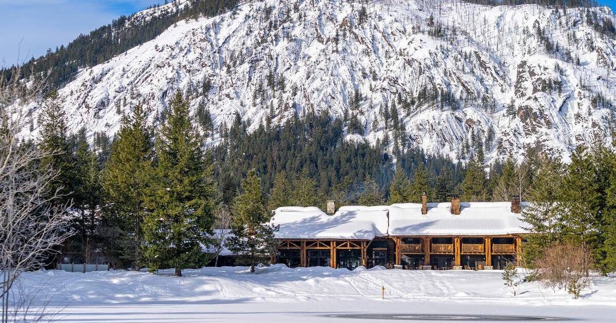 12 Winter Cabin Getaways With Hot Tubs That Steam Under the Snow