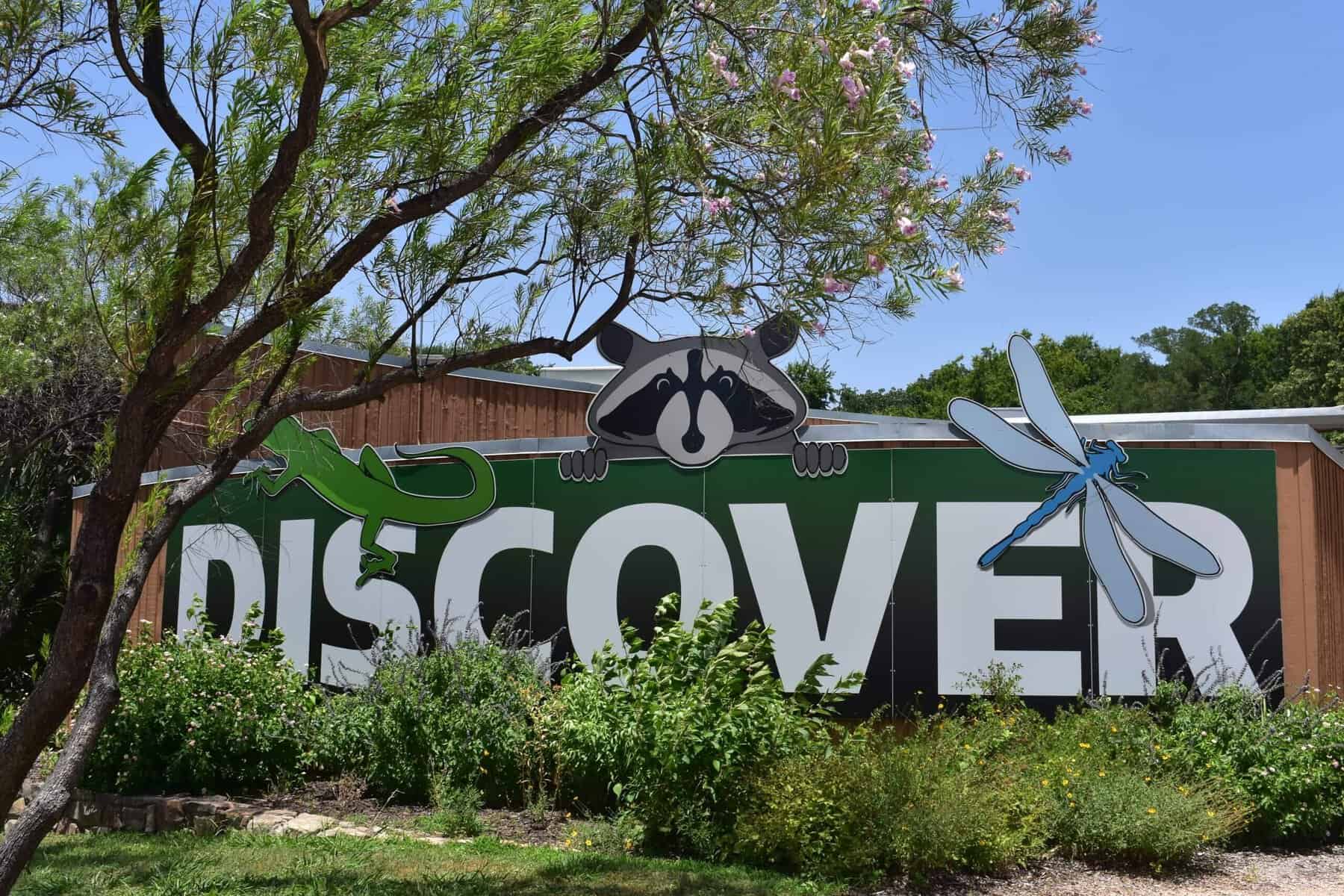 Discover entrance sign at River Legacy Park in Arlington