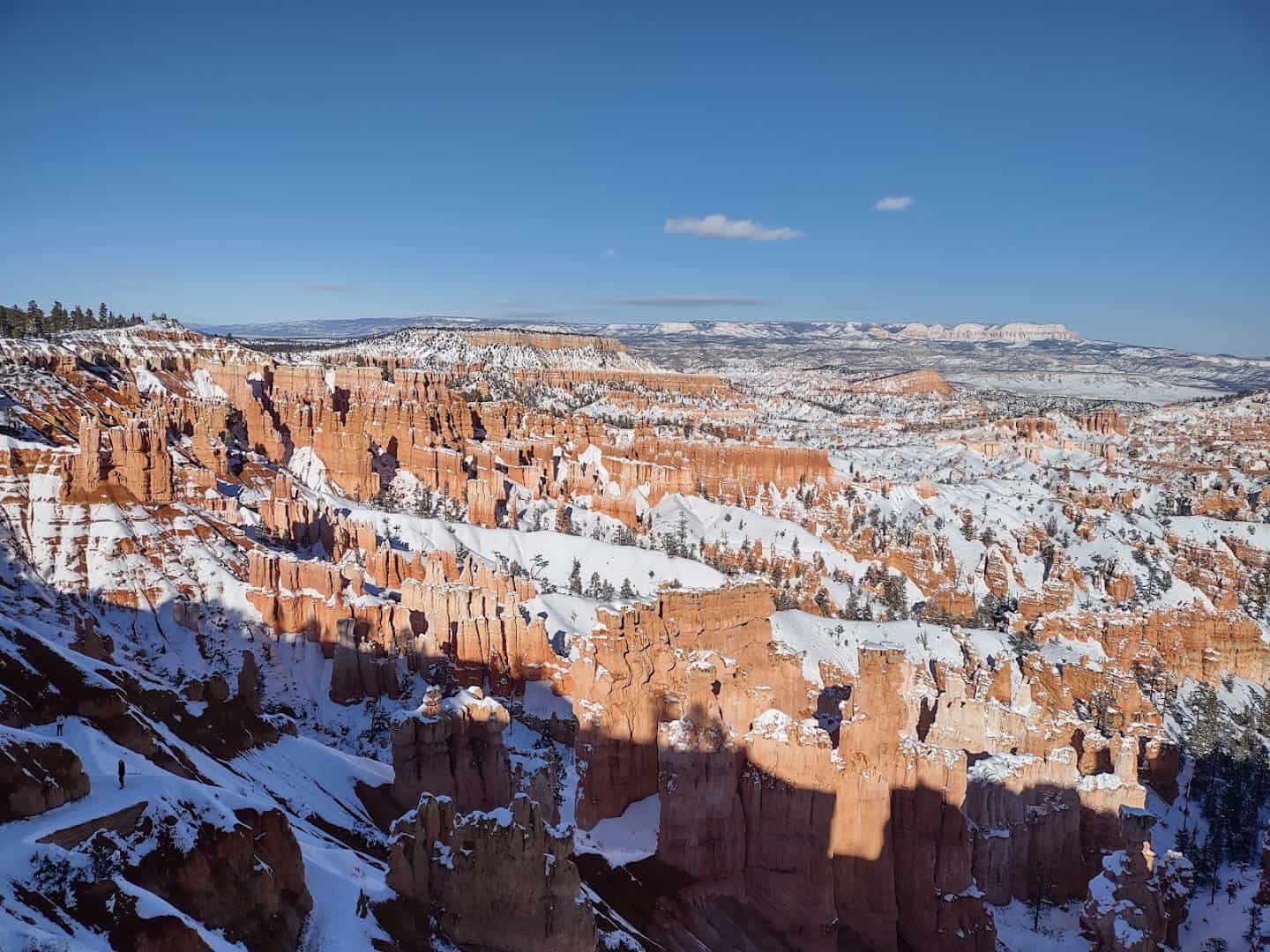 Orange hoodoos capped with snow at Bryce Canyon, Utah