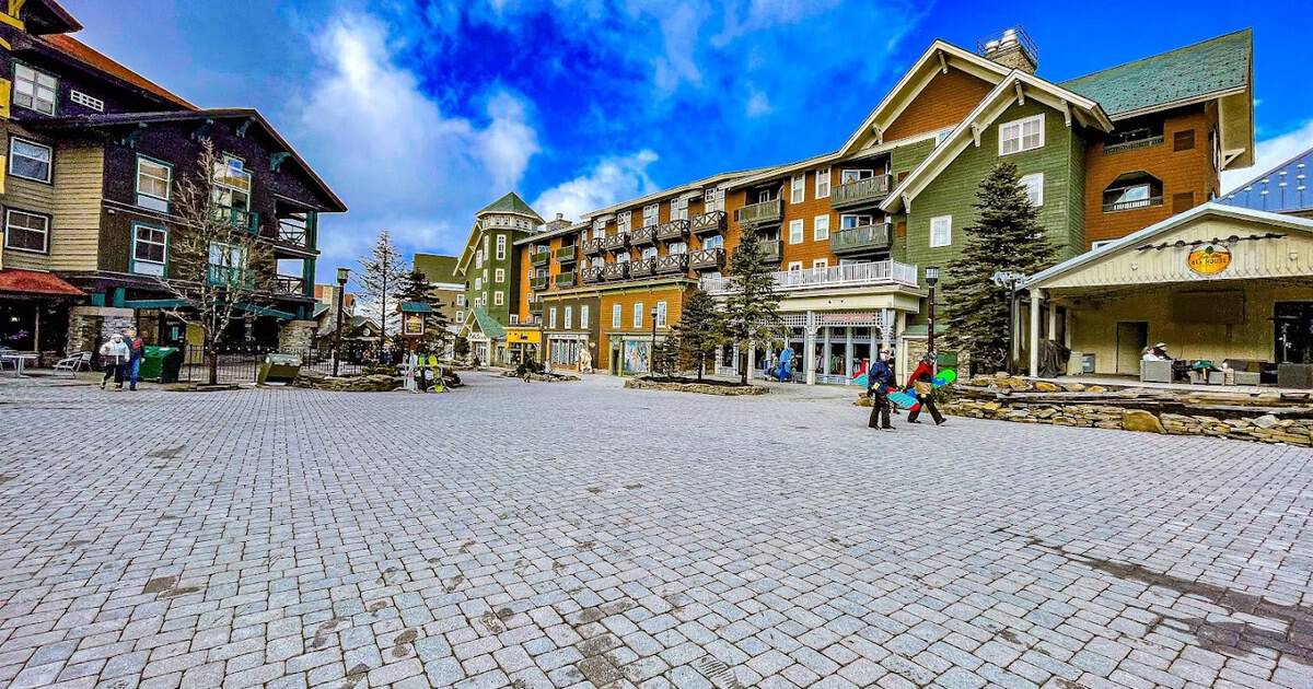 10 Christmas Cabin Getaways That Trade City Noise for Crackling Fires