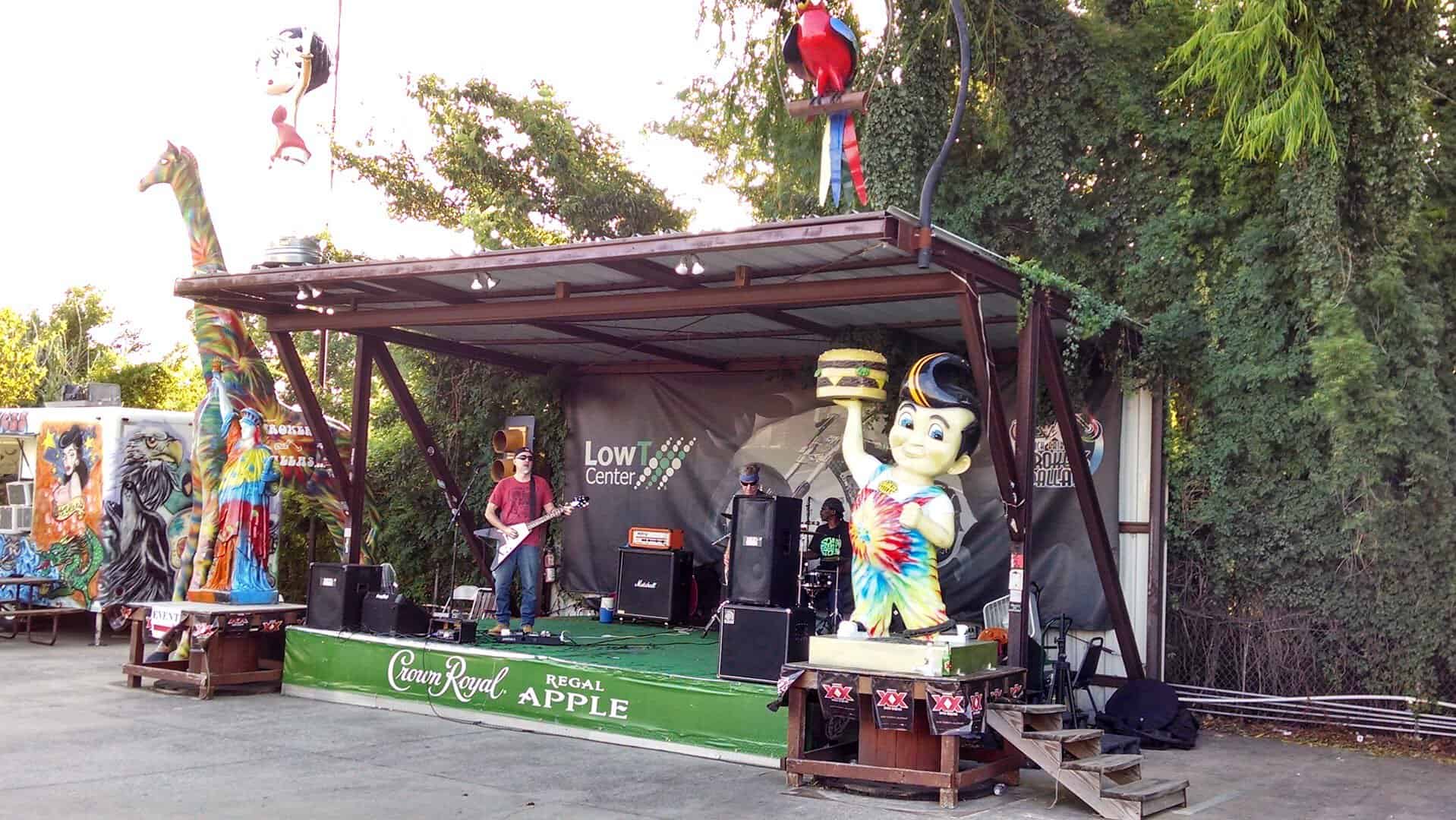 Live band on the outdoor stage at Strokers Ice House in Dallas