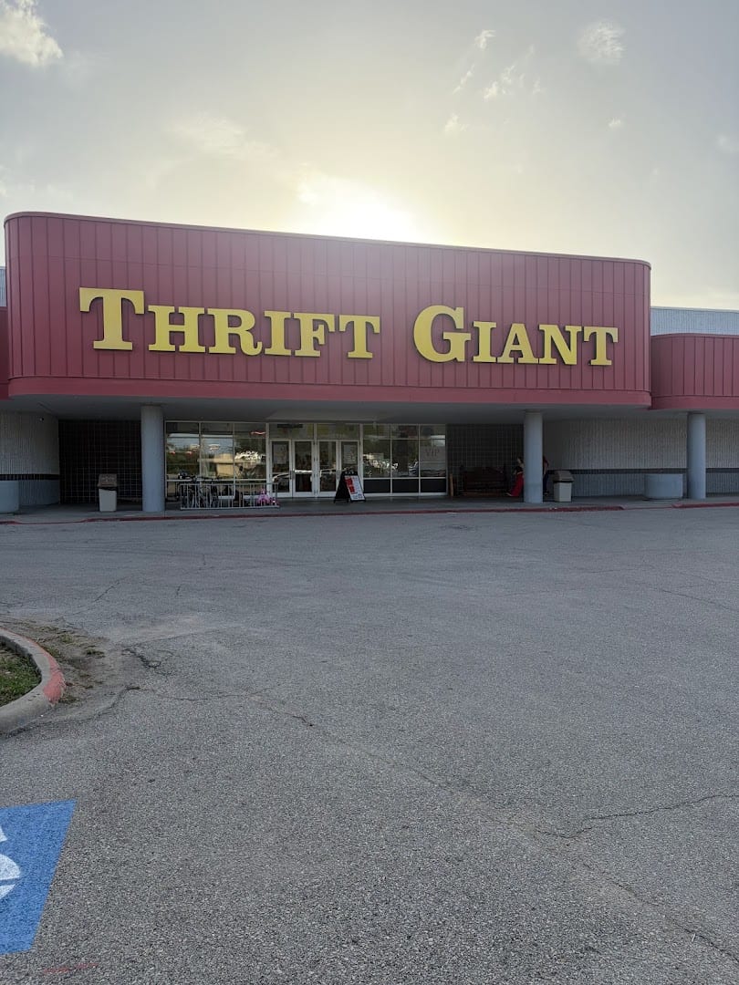 Thrift Giant storefront in Irving, Texas